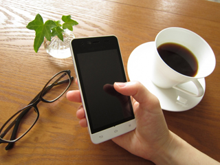 LINEやメールなどの語尾に使われていると思わずイラッとする顔文字・記号ランキング
