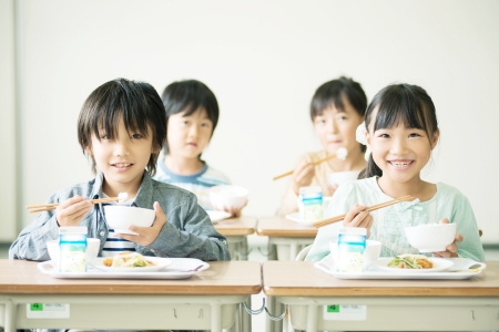 一番好きな給食のメニューランキング！5位 ワカメご飯、4位 クジラの竜田揚げ、3位 ソフト麺、2位 カレーライス、1位は…