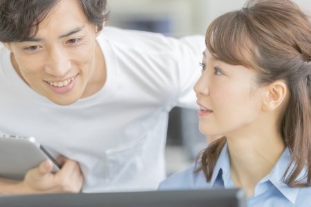 「自分の事好きなのかも？」と思う同僚の行動ランキングが決定！3位「自分だけに特別なお土産を買ってくる」、2位「なぜか目が合う事が多い」、1位は…